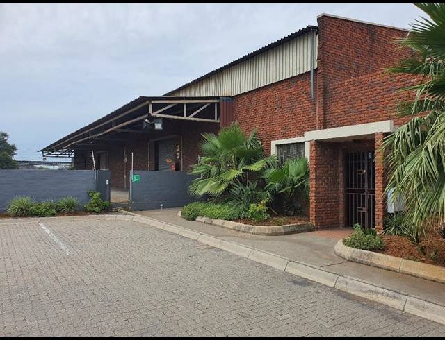 1,800M² BUILDING FOR SALE IN RUSTENBURG INDUSTRIAL